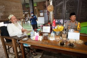 Kapolda Jatim Irjen Nico Afinta Cangkruan di Kediaman Ulama Sosok yang Dekat dengan Ulama