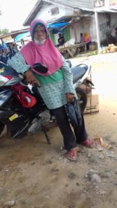 Miris, Seorang Wanita Tua Menjadi Tukang Parkir di Pasar Srigading Kecamatan Labuhan Maringgai