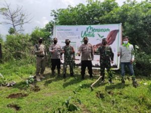 Danramil 0822/14 Prajekan bersama Muspika Kecamatan Botolinggo Lestraikan Hutan