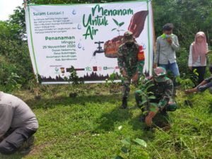 Bersama Green Nusantara Danramil 0822/14 Prajekan Lestarikan Hutan di Wilayah Kecamatan Botolinggo