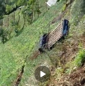 Viral!!.. Video Amatir Pickup Terplosok ke Jurang di Argosari Lumajang