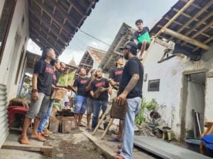 Kisah Haru 5 Tahun Lumpuh Warga Tamansari Bondowoso Mendadak  Direhab Atap Rumahnya Oleh Anggota Mobrig37