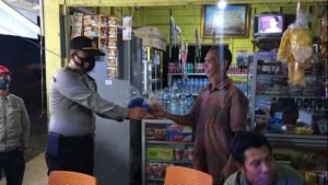 Kasat Intelkam Pimpin Patroli Himbauan Prokes Humanis, Ipda Asjul Pane Bagikan Masker