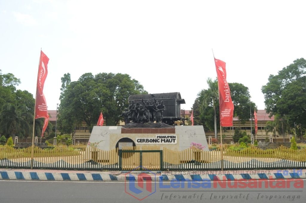 Monumen Gerbong Maut Dipenuhi Bendera, Pecinta Fotografi Kecewa