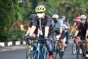 Jalin Sinergritas TNI-Polri dan Jaga Kebugaran Kapolda Jatim Ikuti Gowes bersama Ketua ISI Pusat