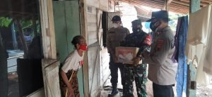 Satgas PPKM Gringsing Bagikan Paket Beras Warga Kurang Mampu
