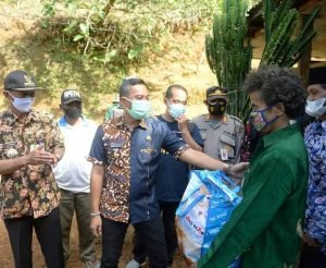 Bupati Pacitan Serahkan Bantuan Sosial di Wilayah Kecamatan Nawangan