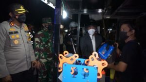 Kapolres Batang bersama Forkopimda, Kelilingi Kota untuk Bagi Sembako ke Warga