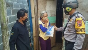 Warga Terdampak Covid-19 Dapatkan  Bantuan Beras dari Polsek Blado