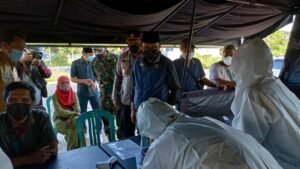 Mas Tamam Pimpin Penyekatan Lalu Lintas, Langsung Tes Swab Gratis di Tempat