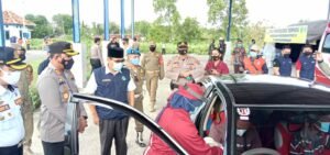 Terapkan Sistem Vaksinasi Drive Thru, Sekda Pamekasan Tegaskan Vaksin Aman dan Hahal