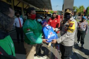 Polres Batang Berikan Sembako dan Dorong Pengemudi Gojek Jadi Agen Prokes