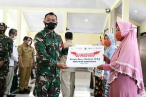 Kasdim 0822 Bondowoso Hadiri Penyaluran Beras PPKM 2021