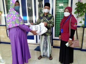Kelurahan Dalpenang Sampang, Salurkan Bantuan Beras PPKM Sebanyak 418 Paket