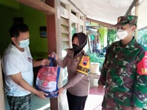 Sinergitas TNI-Polri Distribusikan Bansos Pada Warga Terdampak Pandemi