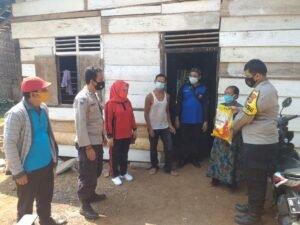 Polres Way Kanan Melalui Polsek Baradatu Bagikan Sembako Kepada Warga yang Menjalani Isoman