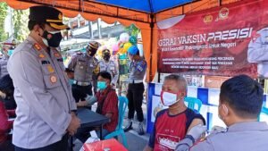 Kapolres Pamekasan Pantau Giat Vaksin Presisi Mobile di Pasar Tradisional