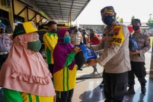 Ringankan Beban Petugas Kebersihan, Polres Batang Salurkan Bansos Pemerintah