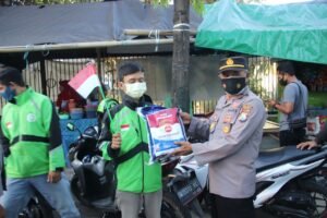 Polres Sumenep Distribusikan Bansos dan Berikan Bendera Merah Putih Sebagai Simbol Semangat Nasionalisme