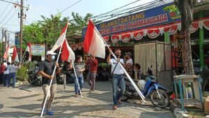 Pedagang di Surabaya Kibarkan Bendera Merah Putih