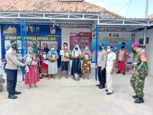 Kapolsek Salurkan Bansos 1.5 Ton Beras, Bentuk Apresiasi Polri Kususnya Polres Sampang