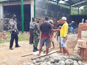 Koramil bersama Polsek Warungasem Bagikan Masker Kepada Pekerja Bangunan