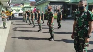 Prajurit Kodim 0822 Bondowoso Jaga Imunisasi dengan Pray From Office dan Berjemur
