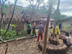 Aktif dengan Kegiatan Desa Binaan, Babinsa Sumber Salak Bantu Renovasi Mushollah