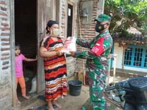 Koramil 12/Limpung Kembali Bagikan Beras Kepada Warga Terdampak PPKM
