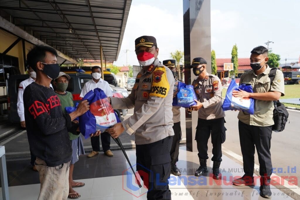 Ringankan Beban Tukang Bangunan, Polres Batang Bagikan Paket Sembako