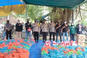 Alumni Akpol 1991 Bagikan 1020 Paket Sembako untuk Warga Terdampak Covid-19 di Pekanbaru