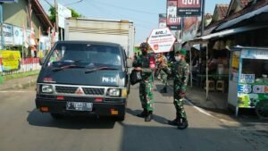 Dukung PPKM Level 4, Koramil 06/Tersono Bagikan Masker ke Pengguna Jalan