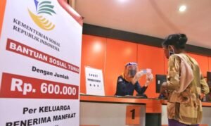 Sejumlah Perangkat Desa dan Mantan Kades Grujugan Kidul Dapat Bantuan Sosial Tunai