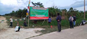 Aksi Protes Warga Desa Muara Kaman Ulu Pasang Spanduk Hentikan Aktivitas Perkebunan Sawit ‘Karya Bersama’