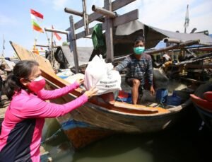 HKGB ke-69, Ketum Bhayangkari Blusukan Bagikan Bansos ke Nelayan Muara Angke