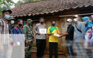 Polsek Kasui Bersama Babinsa Berikan Pengamanan Penyaluran BLT-DD Secara Door to Door