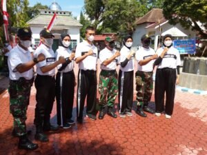 Babinsa Kodim 0822 Bondowoso Latih Siswa Siswi Anggota Paskibraka
