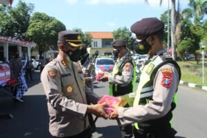 Polres Bondowoso Bantu Pedagang, Borong 1.000 Bendera Merah Putih