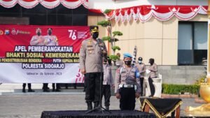 Gelorakan Kemerdekaan Republik Indonesia, Kapolresta Sidoarjo Bagikan 5.000 Bendera Merah Putih dan Baksos