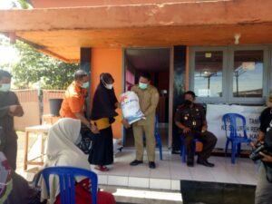 Bupati Aliong Mus, Serahkan Bansos Beras Kepada 1.995 Kepala Keluarga