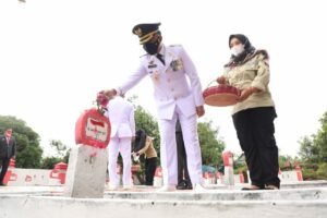 Kenang Jasa Pahlawan Kemerdekaan yang Gugur, Bupati Bantaeng Tabur Bunga di TMP Sasayya