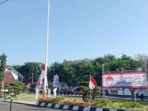 Upacara Pengibaran Bendera Merah Putih HUT RI ke-76 di Sampang Terselenggara Penuh Hikmat