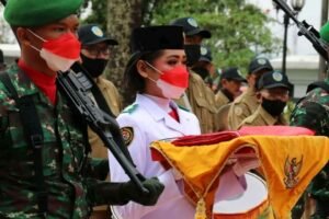 Deasly Asal Siswi Balikpapan Bangga Menjadi Pembawa Baki Bendera HUT RI ke-76 di Kaltim