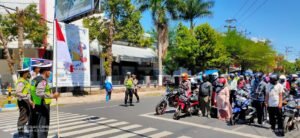 Mengenang Detik-detik Proklamasi, Satlantas Polres Bondowoso Hentikan Pengguna Jalan