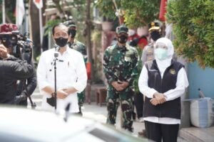 Presiden Jokowi Didampingi Forkompimda Jatim Tinjau Pelaksanaan Vaksinasi Door to Door