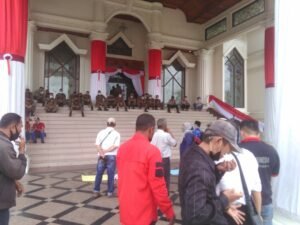 Massa APAB Mengelar Ujuk Rasa di Depan Kantor Gubenur Jambi
