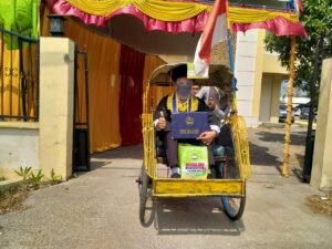 Mahasiswa STIE YPPI Rembang Hadiri Wisuda Naik Becak