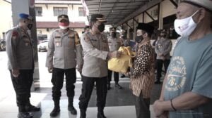 Peduli Warga Terdampak Covid-19, Alumni Akpol 1993 Bagikan 500 Paket Sembako di Batang