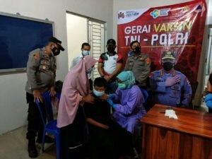 Melaksanakan Vaksinasi Merdeka, Kapolres Way Kanan Hadiri Diklinik Trans Medika Kecamatan Way Tuba