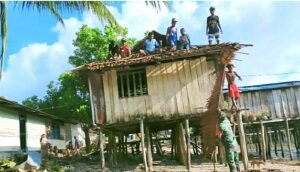 Babinsa Koramil 1709-04/Yapbar bersama Pemuda Memperbaiki Rumah Warga Kampung Poom 1